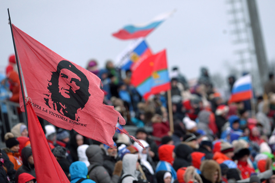 Сама по себе популярность произведений не указывает на результат творческого труда автора как на общественное достояние, если срок охраны авторских прав на него не истек, отмечает Верховный суд