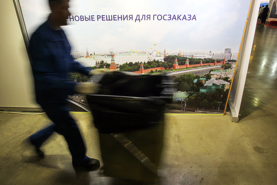 По словам Медведева, в рамках импортозамещения все госкомпании должны будут делать закупки (свыше 10 млрд руб.) только у отечественных производителей