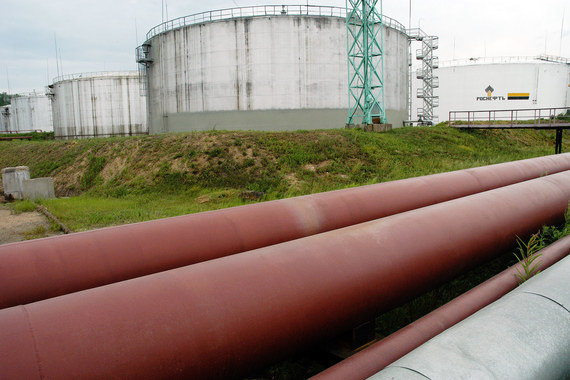 Восстановлению цен мешает высокая активность нефтяников за пределами США и значительные запасы нефти