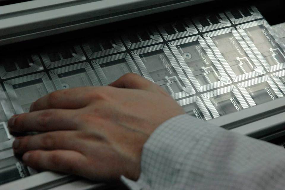 Однако заводы «Микрон» и «Ангстрем» помимо роста спроса на микроэлектронику со стороны государства получат от государства и прямую помощь, знает один из участников совещания