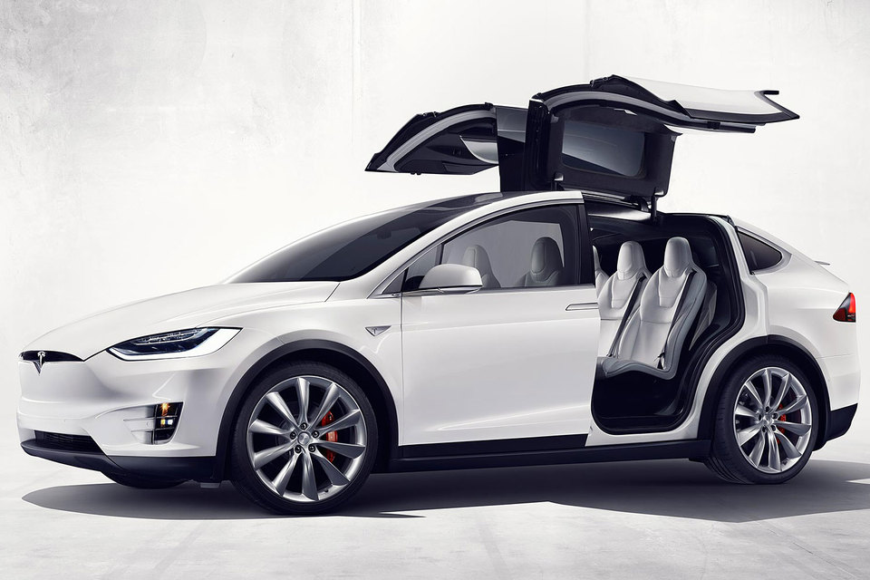Model X будет стоить от $132 000 до $144 000 с учетом дополнительных опций, вроде пакетов для ускоренного разгона, отрицательных температур и буксировки прицепа