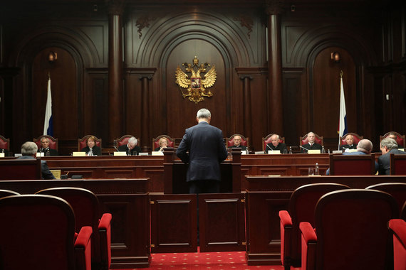 В июле Конституционный суд уже рассматривал запрос сенаторов о переносе выборов (на фото – заседание суда), но коммунисты надеются его переубедить