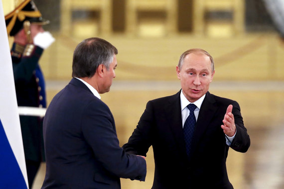 Исправить закон об иностранных агентах Владимир Путин поручил Вячеславу Володину (слева)