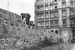 Летом 1961 г. ситуация с массовым переходом граждан ГДР из восточного Берлина в западный стала критической, ежедневно на Запад бежали около 1000 человек. В июле 1961 г. руководители ГДР и СССР приняли решение возвести стену, разделившую восточную и западную части города. Она была построена стремительно, буквально в течение ночи на 13 августа 1961 г. Наутро тысячи людей по обе стороны границы не могли попасть домой, на работу или посетить родственников. Попытки пересечь границу пресекались Народной полицией ГДР с помощью водометов