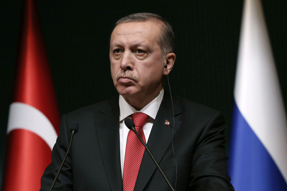 Эрдоган также заявил, что не верит в возможность, что и США, и Россия станут поддерживать курдских повстанцев, которых Анкара считает террористами, но которые при этом воюют с ИГ