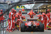 Механики команды Ferrari обслуживают один из болидов команды. К 5 октября в Сочи доставили все болиды участников Гран-при, сообщило агентство ТАСС