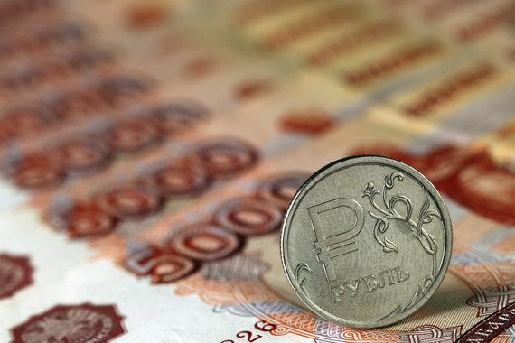 Всемирный банк прогнозирует отток капитала из России по итогам 2015 г. в $113 млрд, Минэкономразвития - в $93 млрд, сам ЦБ - в $85 млрд, Минфин - $80 млрд