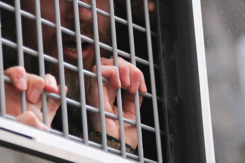 Появление в этой ситуации адвоката по назначению раньше истечения 24-часового срока фактически лишает человека конституционного права на защиту избранным им адвокатом