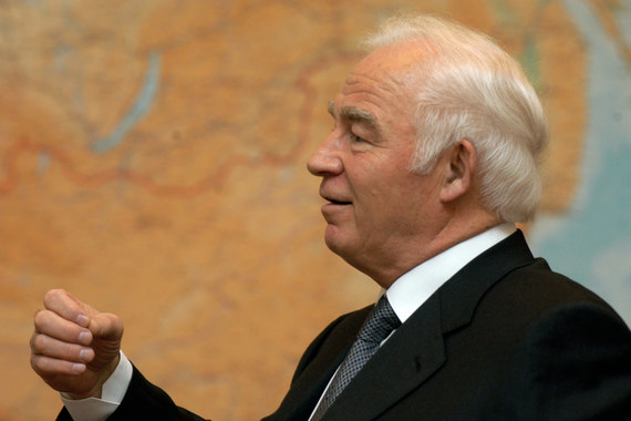 После ухода из РЖД Фадеев до 2008 г. был помощником тогдашнего премьер-министра Михаила Фрадкова и членом совета директоров монополии