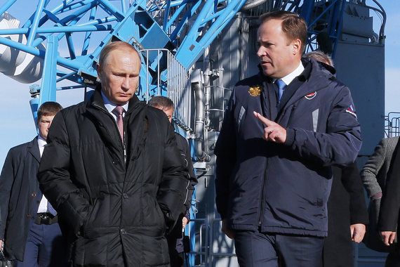 Владимир Путин разрешил руководителю Роскосмоса Игорю Комарову (справа) продлить подготовку космодрома Восточный к первому запуску