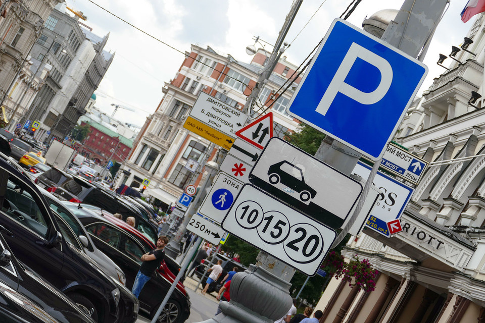 Рост числа платных парковок угрожает стабильности в Москве, считают в Госдуме