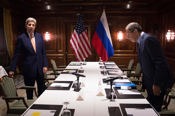 Министр иностранных дел России Сергей Лавров (справа) и госсекретарь США Джон Керри
