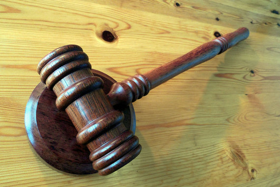 Судья хотел огласить показания свидетелей, которые были даны в ходе следствия, но защита настояла на вызове свидетелей в суд