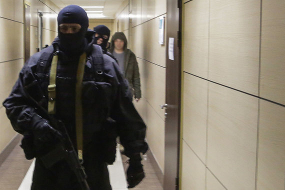 Следователи Следственного комитета в сопровождении оперативников ФСБ провели в офисе и дома обыск для поиска документов