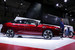 Президент и гендиректор Honda Motor Такахиро Хачиго представляет новое поколение электромобиля с водородными топливными элементами FCV Clarity. Модель появится в продаже в Японии в начале 2016 г. и в течение года выйдет на европейский рынок. При максимальной мощности мотора 177 л. с. машина может проехать без дозаправки 700 км. Восполнение запаса водорода занимает 3 мин.