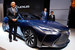 Президент Lexus International Токуо Фукуичи (слева) представляет концепт Lexus LF-FC, демонстрирующий идею дизайна и технологии будущего флагманского седана марки. Полноприводный электромобиль питается от водородных топливных элементов, водительский интерфейс с голографическим дисплеем и управлением жестами