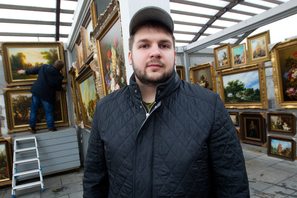 Александр Копенкин, хотя и равнодушен к коллекционированию монет и картин, умеет их продавать. У него диплом Академии народного хозяйства по специальности «международный бизнес»