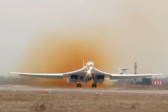 Вылет стратегического ракетоносца Ту-160 с авиабазы Энгельс в ходе плановой тренировки по проверке системы управления в Вооруженных Силах Российской Федераци