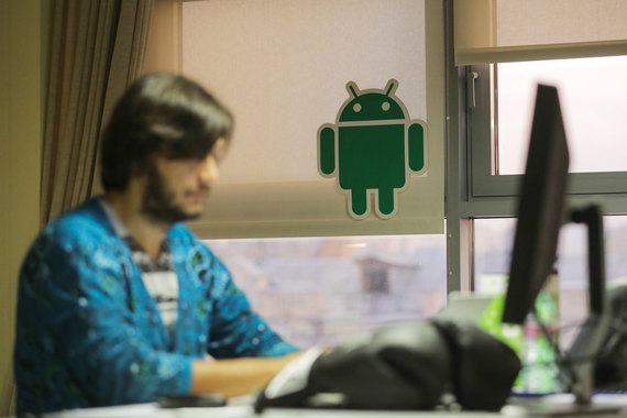 Android – самая распространенная ОС в мире, под ее управлением функционирует более миллиарда смартфонов и других устройств, выпускаемых десятками независимых компаний