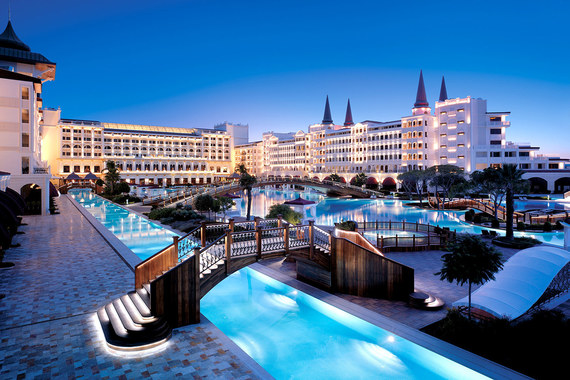 Гостиница Mardan Palace в рамках исполнительного производства перешла банку Halk Bankası