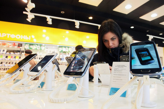 В октябре 2012 г. - сентябре 2015 г. Samsung поставил «Евросети» электроники и ПО примерно на 52 млрд руб., следует из иска