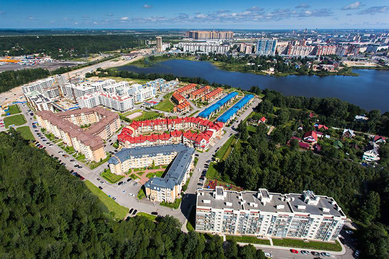 Малоэтажный ЖК «Новая Скандинавия», дольщики которого должны были получить квартиры еще в июне 2014 г., расположен в Шувалове