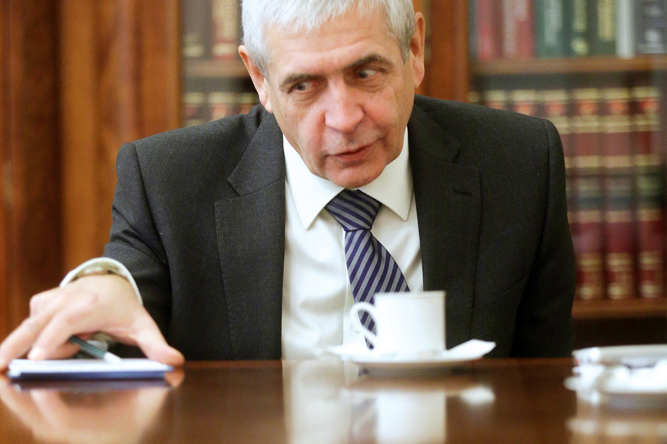 Замминистра финансов, отвечающему за налоги, для борьбы с лоббистами нужно иметь возможность первым добежать до президента, объясняют аппаратный вес Сергея Шаталова чиновники