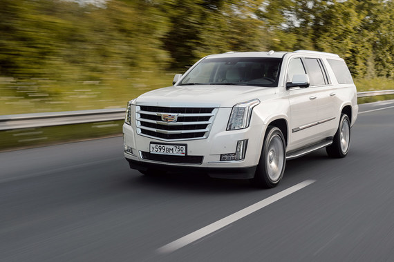 Escalade ESV отнюдь не выглядит неуклюжим