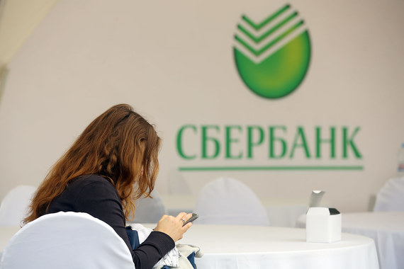 В колл-центре Сбербанка предупреждают, что в «настоящий момент могут наблюдаться временные ограничения при работе банковских карт», и просят повторить операцию позднее