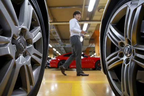 В четверг южнокорейские власти потребовали от Volkswagen отзвать более 125 000 машин с дизельными двигателями и оштрафовали компанию на $12 млн