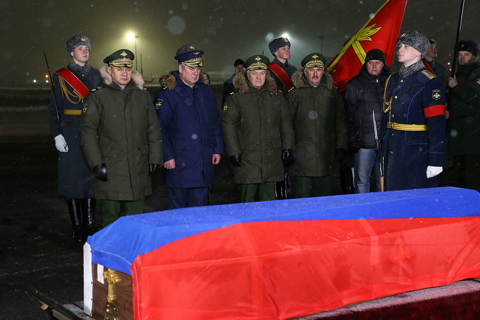Самолет встречали министр обороны Сергей Шойгу и главком ВКС генерал-полковник Виктор Бондарев