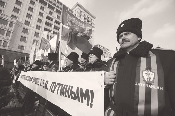 Некритическое и беспрекословное отношение к идеализируемым обладателям власти считается одной из характеристик авторитарной личности
