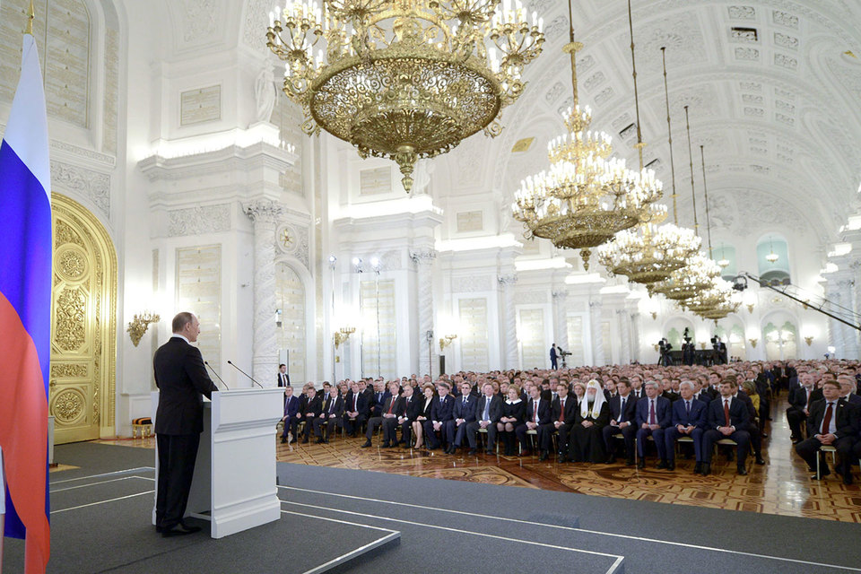В сегодняшнем послании Владимира Путина политики и эксперты увидели как повторение очевидных истин, так и факты умолчания по некоторым животрепещущим проблемам