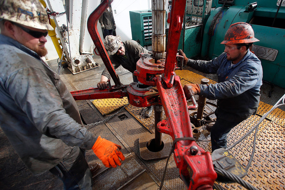 Хотя число нефтяников в США сократилось, добывать меньше нефти они не стали