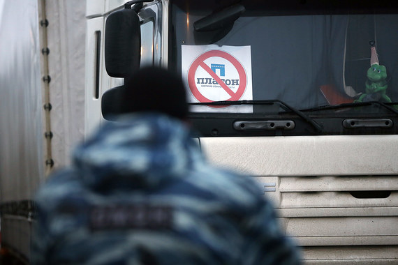 К водителям на парковке «Мега-Химки» присоединилась еще одна фура и два «Камаза» ОМОНа