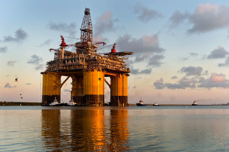 Royal Dutch Shell, как и другие компании, продолжает разрабатывать шельфовые месторождения в Мексиканском заливе несмотря на упавшие цены на нефть (на фото: принадлежащая Shell нефтяная платформа Olympus у побережья Техаса)