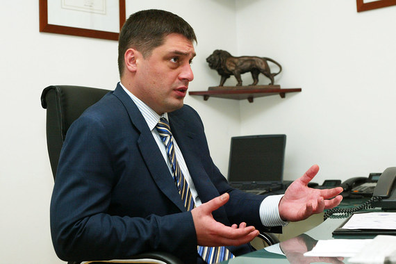 Акции продала компания Europlan Holdings Limited Микаила Шишханова, которой до IPO принадлежало 100% «Европлана»