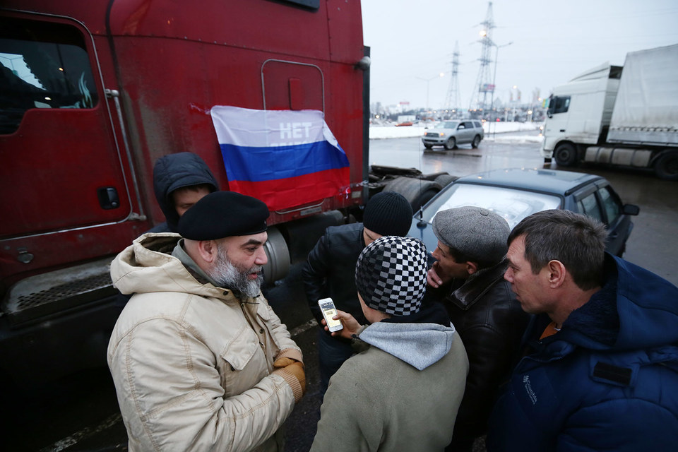 После запуска в середине ноября системы оплаты проезда грузовиков по федеральным трассам «Платон» по стране прокатились акции протеста