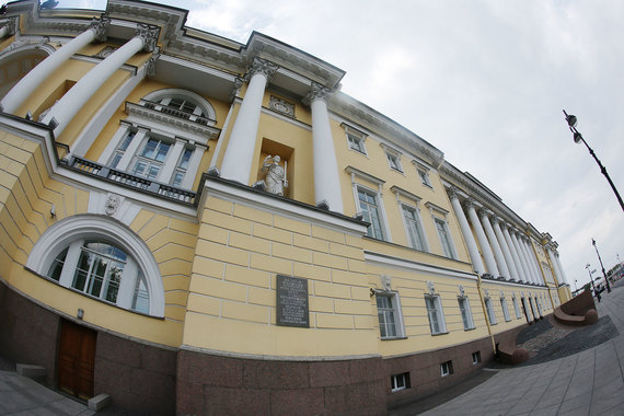 Отдавать местное самоуправление на откуп губернаторам недопустимо и опасно, считает судья Конституционного суда Николай Бондарь