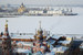 В Нижнем Новгороде остаются недостроенными дома в двух жилых комплексах, возводившихся дочерними компаниями СУ-155 — «Нижегородкапстрой» и ДСК-НН. В городе СУ-155 начала два крупных проекта — ЖК «Белый город» и «Первомайский». В рамках первого ОАО «Нижегородкапстрой» должно сдать пять домов, по трем из которых работы не ведутся. В рамках этого проекта было заключено более 400 договоров долевого участия. Возведение двух многоквартирных домов ЖК «Первомайский», которым занимается ЗАО «ДСК-НН», остановлено полностью. Общее число дольщиков, купивших квартиры в двух домах комплекса, составляет 304 человека. «При выделении финансовых средств будет организована достройка объектов с учетом степени готовности», — прокомментировал представитель областного правительства изданию «Деловой квартал». На фото: место слияния Оки и Волги в Нижнем Новгороде