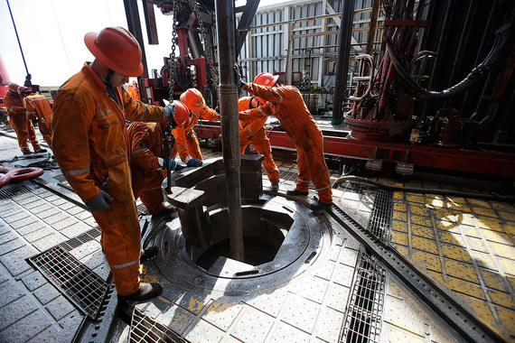 Цена на нефть упала до уровня июля 2004 г.