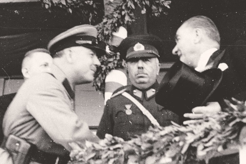 В 1920–1930-е гг. Советская Россия оказала Турции значительную военную, политическую и экономическую помощь. На фото: Кемаль Ататюрк (справа) принимает наркома обороны Климента Ворошилова, ноябрь 1933 г.