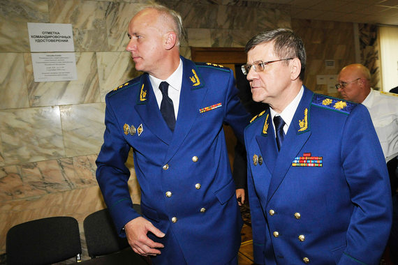 Бизнес надеется на коллег Юрия Чайки (справа) больше, чем на подчиненных Александра Бастрыкина