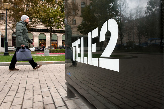Tele2 занимает у своих