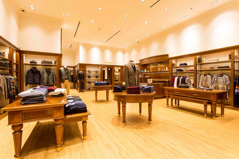 Интерьер нового магазина Brooks Brothers в «Авиапарке» выполнен в той же стилистике, что и флагманского в ГУМе