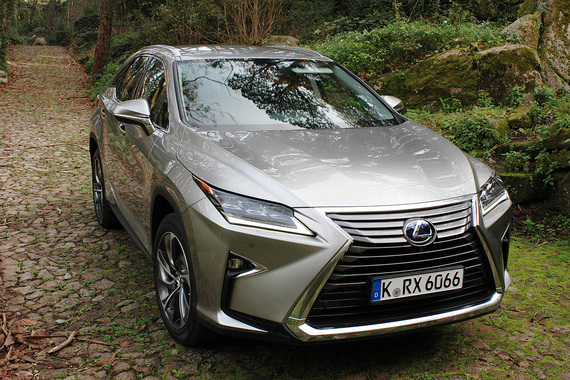 Дизайнер Ген Икеда превратил Lexus RX, некогда скучноватую машину-авоську для поездок по семейным надобностям, в новаторский артобъект