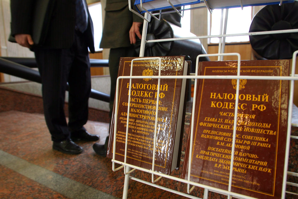 Компании, подписывающие счета-фактуры факсимиле, не выполняют требования Налогового кодекса, а принимающие такие счета не проявляют должной осмотрительности в выборе контрагентов, говорится в решении Верховного суда от 22 января