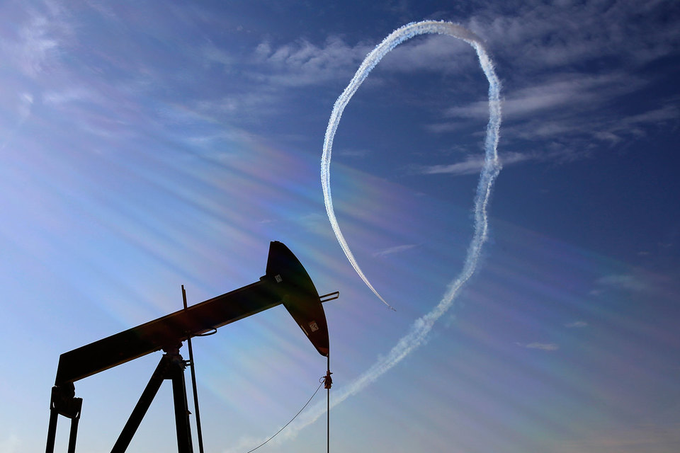 Ценовая волатильность на нефтяном рынке продолжает расти, заявил Bloomberg начальник отдела анализа сырьевых рынков Goldman Sachs Джефф Карри. По его словам, он не удивится, если цена опустится ниже $20 за баррель