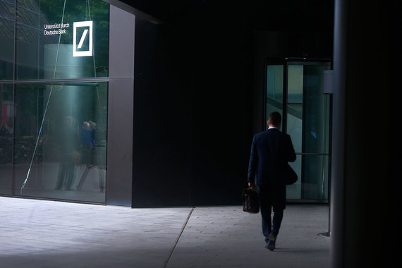 Deutsche Bank применил новый трюк в борьбе за молодые таланты – пожертвовать бонусами топов, чтобы увеличить выплаты подчиненным