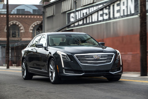 Достаточно взглянуть на Cadillac CT6, чтобы понять – эта машина не про разрыв шаблонов, технологическую революцию и аутичных гениев в свитшотах